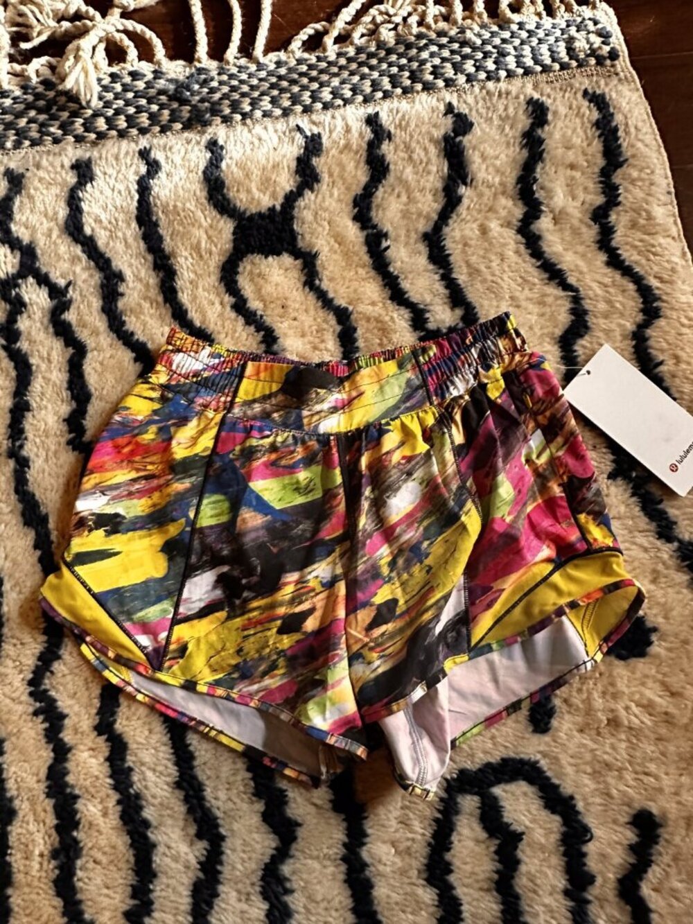 NWT lululemon Hotty Hot Low Rise Short 4" Multi Print Size 6 Tall